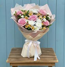 Букет цветов из:  Гвоздики, Орхидеи и Розы в Камских Полянах