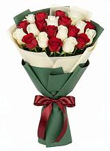 Букет Микс из красных и белых роз в Камских Полянах