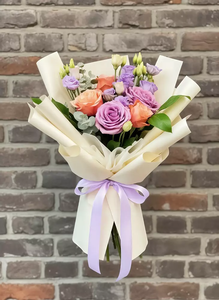 Букет цветов из: Лизиантусы и Розы в Камских Полянах