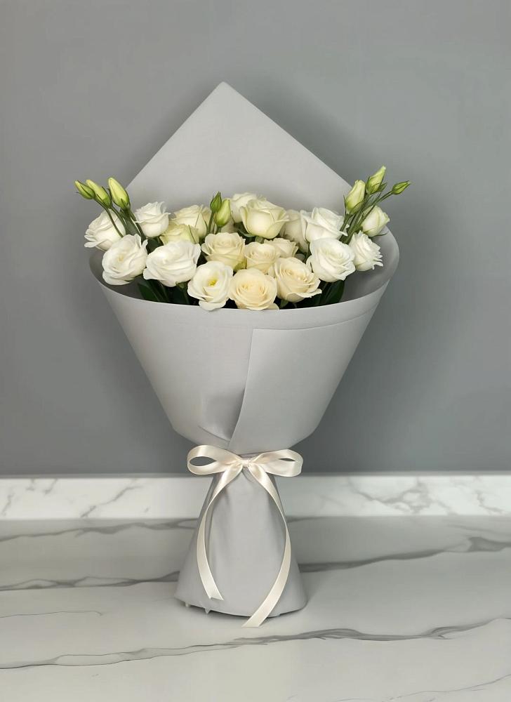 Букет цветов из: Розы и Лизиантусы в Камских Полянах