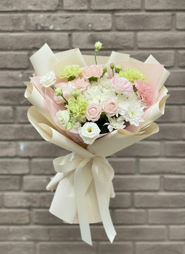 Букет цветов из: Гвоздики, Розы, Лизиантусы и Хризантемы в Камских Полянах