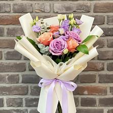 Букет цветов из:  Лизиантусы и Розы в Камских Полянах