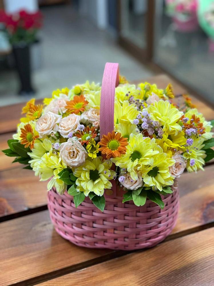 Цветочная композиция из Хризантемы и Розы в корзине в Камских Полянах