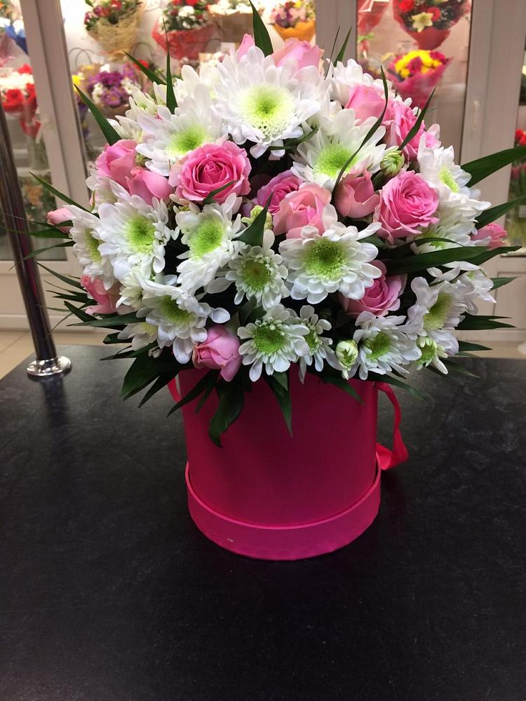 Цветочная композиция из Розы и Хризантемы в шляпной коробке в Камских Полянах