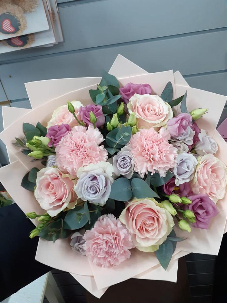 Букет цветов из: Розы, Гвоздики и Лизиантусы в Камских Полянах